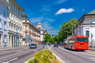 Bratislava, Slovakya - 5 Mayıs 2024: Araba trafiğiyle Sladkovichova Caddesi