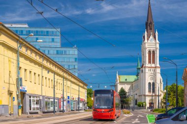 Bratislava, Slovakya - 5 Mayıs 2024: Blumental Kilisesi 'nden kırmızı bir tramvay geçiyor