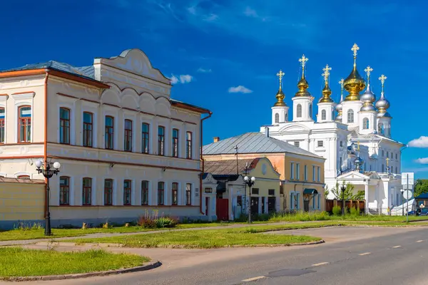 Teatralnaya Caddesi ve Shuya, Rusya 'daki Diriliş Katedrali manzarası. Eski bir Rus kasabası.