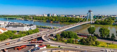 Bratislava, Slovakya - 14 Mayıs 2024: Tuna Nehri üzerindeki SNP köprüsünün manzarası