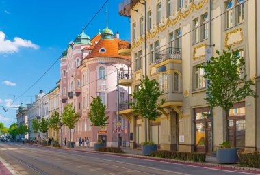 Bratislava, Slovakya - 12 Mayıs 2024: Sturova Caddesi 'ndeki güzel renkli tarihi binaların manzarası