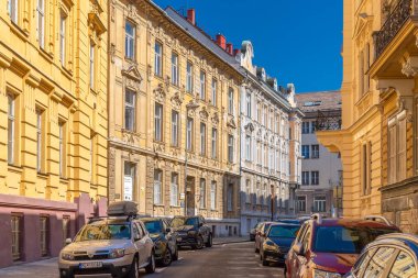 Bratislava, Slovakya - 9 Mayıs 2024: Renkli klasik mimari ve park halindeki arabalarla sokak manzarası