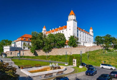 Bratislava, Slovakya - 7 Mayıs 2024: Arkasında açık mavi gökyüzü olan Bratislava Kalesi manzarası. Yüksek kalite fotoğraf