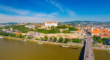 Bratislava 'nın hava manzarası, Slovakya. SNP Köprüsü' nden görüntü.