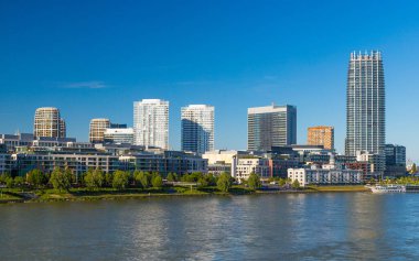 Slovakya 'nın modern Bratislava şehrinin manzarası..