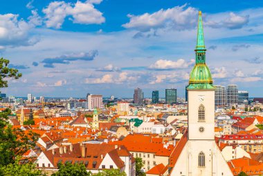 Bratislava, Slovakya 'nın St. Martins Katedrali ve şehir manzarası.