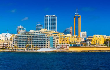 Modern otel binaları ve deniz manzaralı gökdelenleri olan Saint Julians şehri, Malta