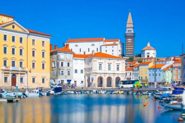 Eski Piran Slovenya 'nın şehir manzarası. Uzun pozlu fotoğrafçılık.