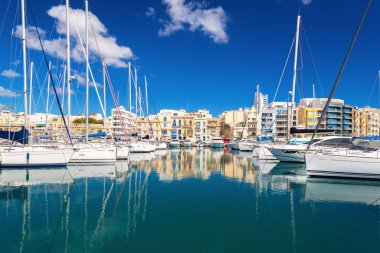 Ta Xbiex körfezinin su üzerinde yatları olan güzel şehri, Malta