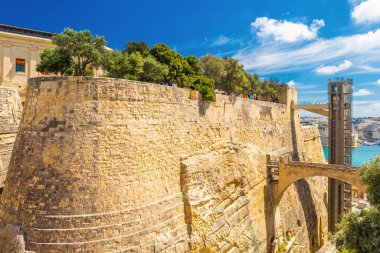 Valletta, Malta 'nın Barrakka kaldırma ve güçlendirilmiş duvarlarının görüntüsü