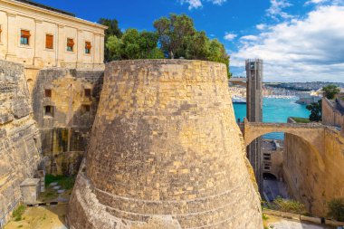 Valletta 'nın güçlendirilmiş duvarları ve üst Barrakka asansörü, Malta.