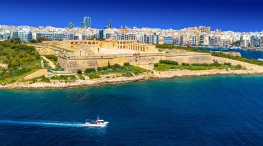 Manoel Adası kalesinden geçen bir gemi ve arkada Sliema, Malta