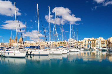 Ta Xbiex körfezinin su üzerinde yatakları olan şehir manzarası, Malta