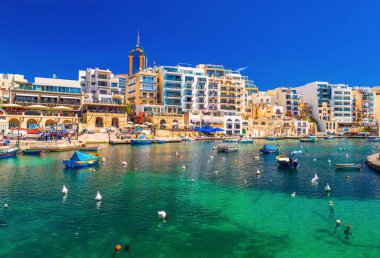 St. Julians Körfezi 'nin güzel şehri, Malta.