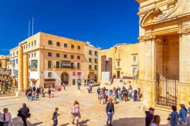 Valletta, Malta - 2 Nisan 2025: Pjazza Jean de Vallette 'de yürüyen bir grup turist