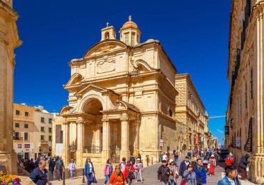 Valletta, Malta - 2 Nisan 2025: İskenderiyeli Aziz Catherine Kilisesi yakınlarında yürüyen turistler, Knisja Santa Katerina tal-Italja