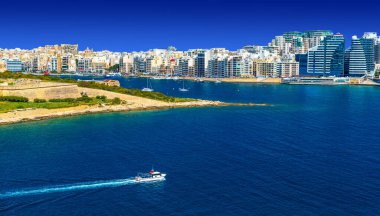 Manoel Adası 'ndan geçip Sliema, Malta' ya doğru giden bir gemiyle panoramik manzara.
