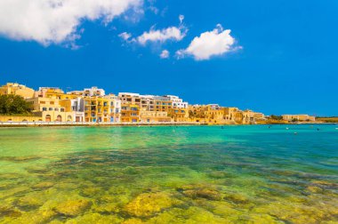 Malta 'da küçük bir sahil kasabası olan Birzebbuga' nın manzarası