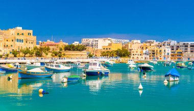 Birzebbuga 'nın güzel şehri. Suda balıkçı tekneleri var, Malta..