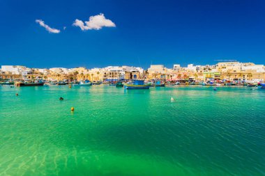Malta 'da küçük bir balıkçı kasabası olan Marsaxlokk' un resimli manzarası..