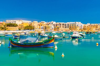 Birzebbuga 'da balıkçı tekneleri, küçük bir Malta kasabası..