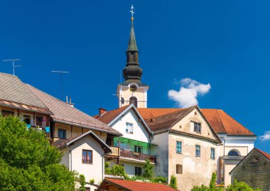 Slovenya 'nın Metlika kentindeki Aziz Niklas Kilisesi' nin önündeki eski konut manzarası.