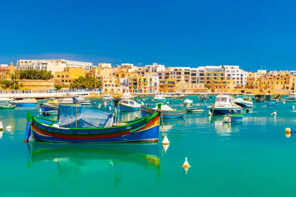 Birzebbuga 'da balıkçı tekneleri, küçük bir Malta kasabası..