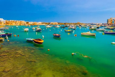 Malta 'da popüler bir turizm beldesi olan Birzebbuga kasabasının manzarası.