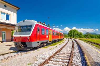 Slovenya Demiryollarının iki arabalık dizel seri bölgesel treni.