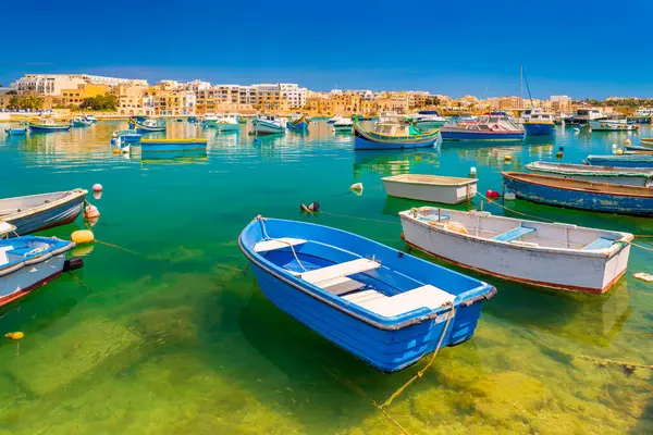 Birzebbuga, Malta 'da renkli balıkçı tekneleri manzarası.