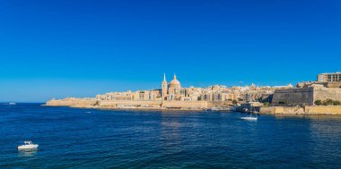 Valletta 'ya giden küçük bir tekne, Malta, Manoel Adası tarafından görüldü..
