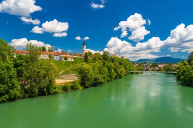 Slovenya 'nın Krka Nehri üzerindeki Novo Mesto şehrinin güzel manzarası.