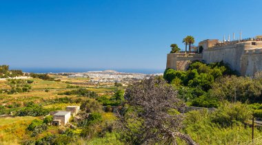 Malta 'nın antik Mdina kasabasının panoramik manzarası.