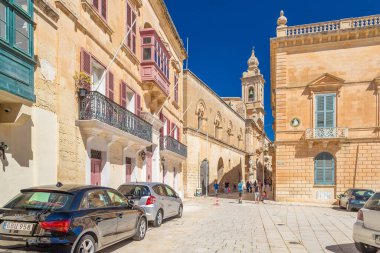 Mdina - 4 Mayıs 2025, Malta: Geleneksel Malta mimarisi olan antik Mdina kentindeki Pjazza San Pawl manzarası.