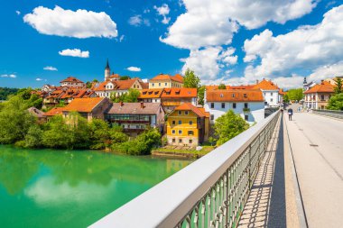 Novo Mesto şehri Slovenya 'nın Krka nehri üzerindeki Kandija Köprüsü' nden izlendi.