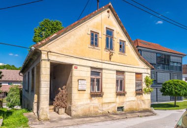 Metlika - 10 Mayıs 2025, Slovenya: Heykeltıraş Alojz Gangl ve yeğeni yazar Engelbert Gangl 'in Doğum Evi.