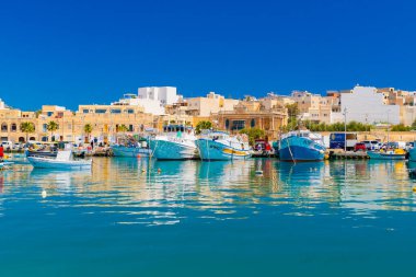 Marsaxlokk - 4 Mayıs 2025, Malta: Malta 'nın güney bölgesinde küçük, geleneksel bir balıkçı kasabası olan Marsaxlokk şehri.