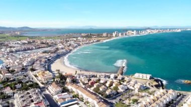 Man Menor 'dan La Manga' nın panoramik hava görüntüsü - 