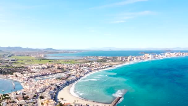 ムルシアの有名な地域ラマンガの航空無人機の視点 スペイン パロス ケープ パロス ムルシア地方のマルメノールの海辺の砂スポット ドローンパンニング ゆっくり降下 — ストック動画