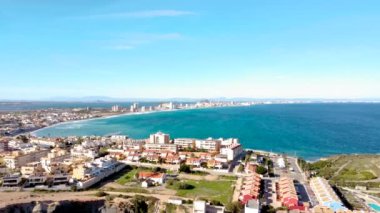 Palos Burnu ve La Manga 'ya muhteşem bir yolculuk. Köyün üstünde bir dron var. Costal White Village Whit tipik İspanyol mimarisidir. Murcia bölgesindeki güzel Mar Menor.