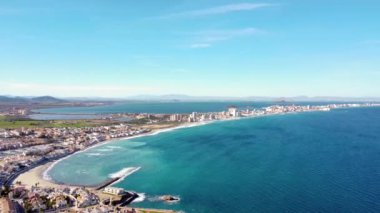 Mar Menor 'dan La Manga' nın sinematik drone görüntüsü. Murcia İspanya Bölgesi 'nde Mar Menor' un deniz kenarındaki bir kum tepesi, 21 km uzunluğunda. Seyahat güzergahı. Muhteşem manzaralı daireler ve oteller. Emlak