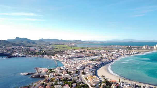 ムルシアの有名な地域ラマンガの航空無人機の視点 スペイン パロス ケープ パロス ムルシア地方のマルメノールの海辺の砂スポット ドローンが村の上を進んでいる トラベル — ストック動画
