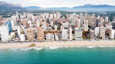 Benidorm, İspanya - 09 Aralık 2022: Turistik ve ünlü Benidorm şehrinin hava perspektifi İspanya 'nın en önemli seyahat merkezlerinden biri. Alicante, Valencia 'da..