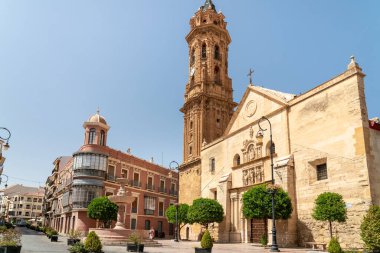 San Sebastian Meydanı 'nın panoramik manzarası ve eski kilise 