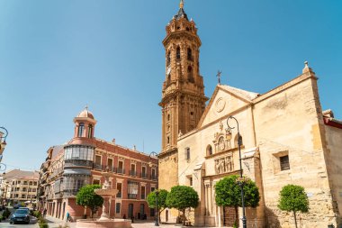 San Sebastian Meydanı 'nın panoramik manzarası ve eski kilise 