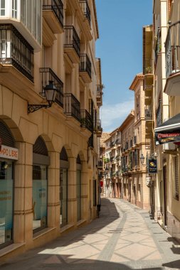  Güzel İspanyol şehri Antequera 'nın şehir merkezi. Endülüs 'te turistik seyahat. Ana caddenin manzarası. Güzel binalar mimarisi 