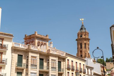 Güzel İspanyol şehri Antequera 'nın şehir merkezi. Endülüs 'te turistik seyahat. Güzel mimarisi olan tarihi ve ortaçağ şehri. Binalar çöker mi bir bak. Arka planda kilise kulesi