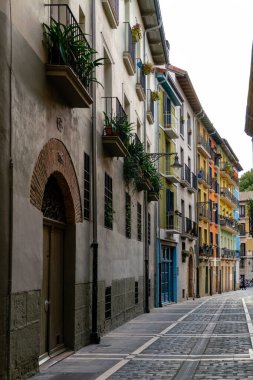 Pamplona, Navarra, İspanya. Pamplona şehrinin güzel sokakları. Çok güzel renkli binalar, farklı renklerde çiçekler, balkonlardan sarkan. Boş sokaklar
