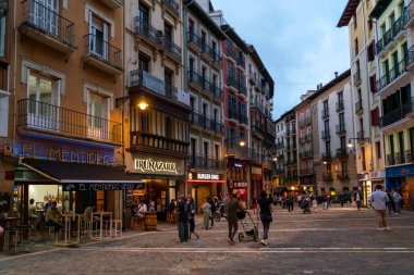 PAMPLONA, İspanya - 4 Temmuz 2022: Binlerce insan SAN FERMIN kutlamalarının açılışı olan El Chupinazo 'yu kutlamak için Pamplona sokaklarında toplandı. 