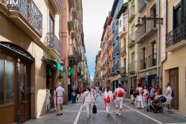 PAMPLONA, İspanya - 4 Temmuz 2022: Binlerce insan SAN FERMIN kutlamalarının açılışı olan El Chupinazo 'yu kutlamak için Pamplona sokaklarında toplandı. 